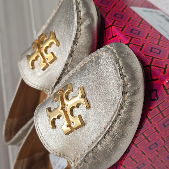 Tory Burch EVERLY DRIVER Metallic Gold Loafers - Picture 2 of 8
